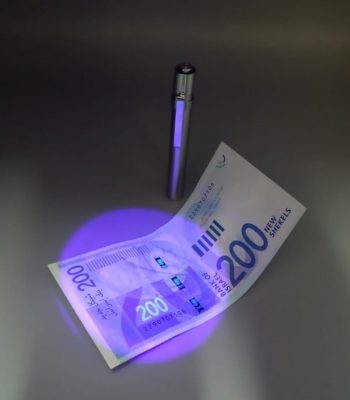 פנס אולטרה סגול לבדיקת שטרות מזויפים